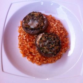 Gefüllte Champignons auf Risotto 