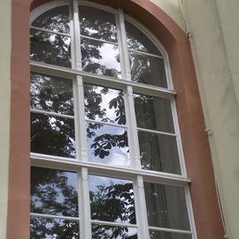 Schönes altes Sprossenfenster am Kirchensaal Gebäude