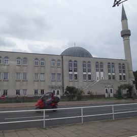 Die Fatih-Moschee ist mit Minarett und Kuppel in Bremen Gröpelingen