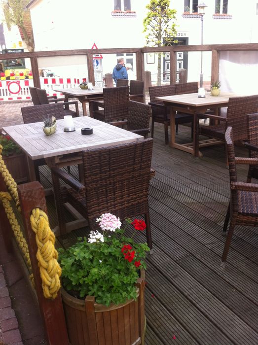 Vor dem Restaurant - open air Plätze für die Raucher