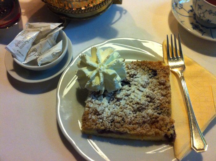 Ein Stück Streuselkuchen mit Sahne