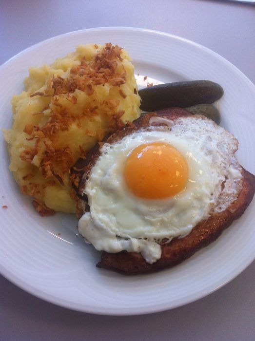 Leberkäse mit Spiegelei und Stampf