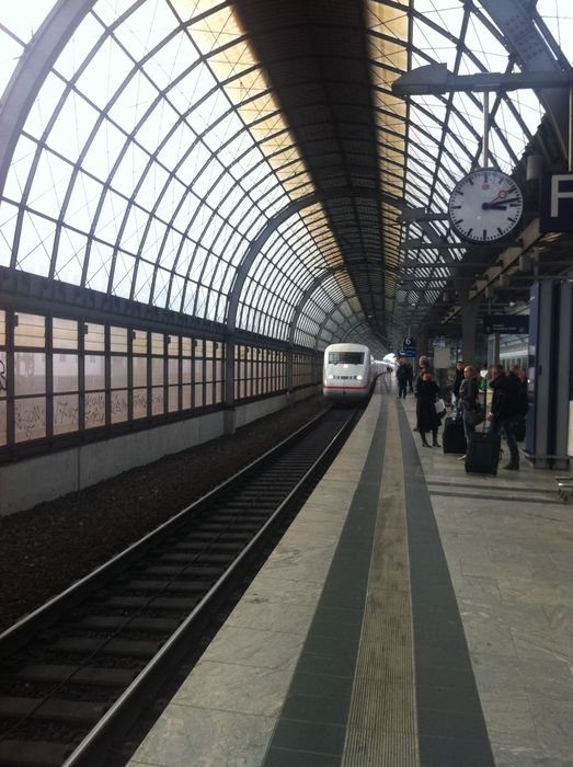 Mit 20 Minuten Verspätung läuft der ICE aus Köln im Bahnhof Berlin Spandau ein