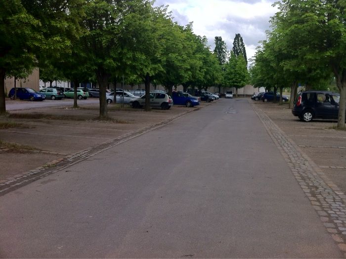 Parkplatz mit vielen schattigen Plätzen