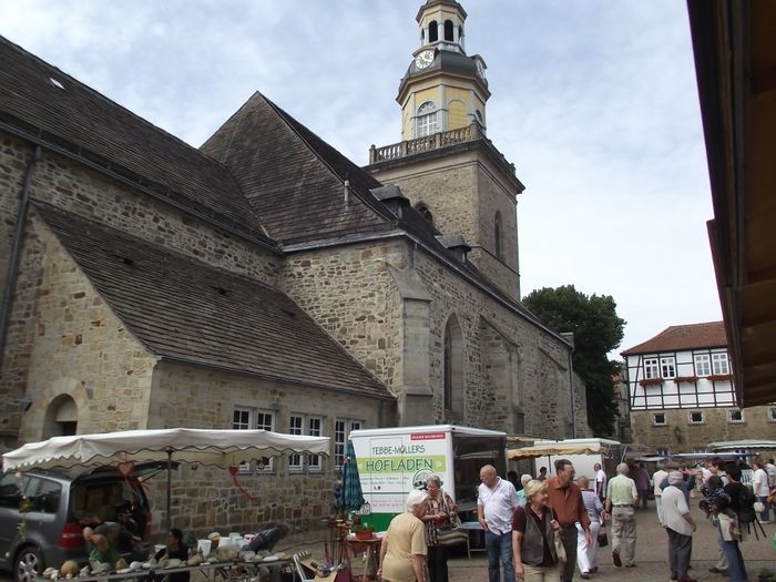 Ev.-luth. St. Nikolai Kirche in Rinteln und der Wochenmarkt 