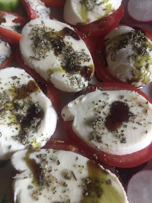 Kürbiskernöl auf Tomate Mozzarella 