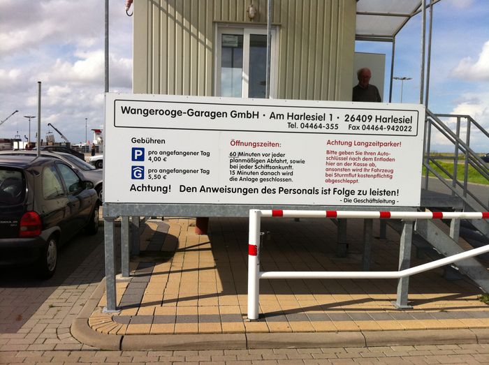 Wangerooge Garagen GmbH - Infotafel zu den Gebühren und Haus des Parkplatzwächter