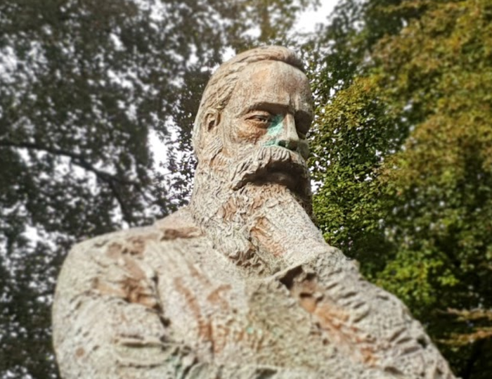 Friedrich-Engels-Statue