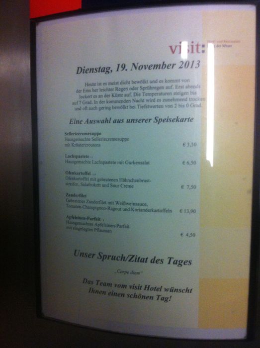 Aktuell im Fahrstuhl zum Restaurant vom Hotel - Das Wetter, Auszug aus der Speisekarte und Sprucg des Tages "Carpe diem"