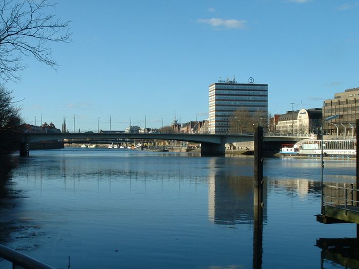 Blick vom Haus der Kirche Franziuseck - Bremen zum anderen Weserufer mit Kühne und Nagel und dem Hilton Bremen