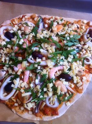 Bauckhof Pizza-Teig belegt mit Meeresfrüchten