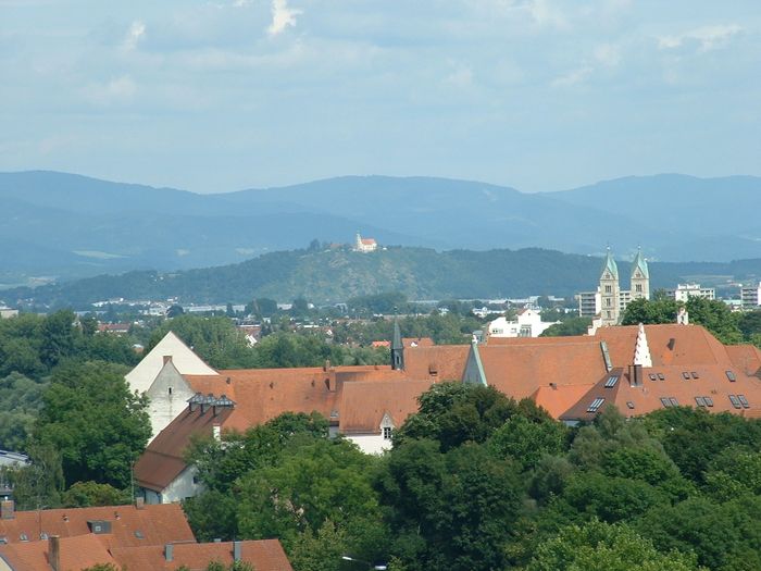 Die Kirche auf dem Bogenberg vom Riesenrad in Straubing aus gesehen