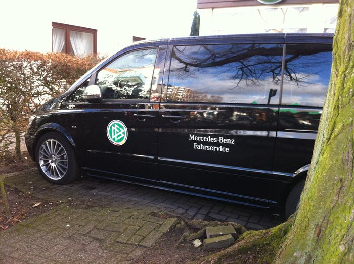 DFB Fahrzeuge vor dem Hotel Heldt