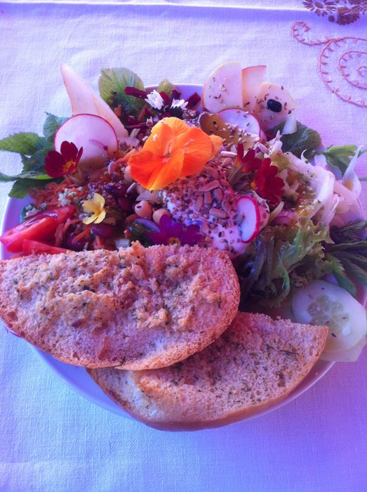 Unikatsalat - Knoblauchfladenbrot mit Salat