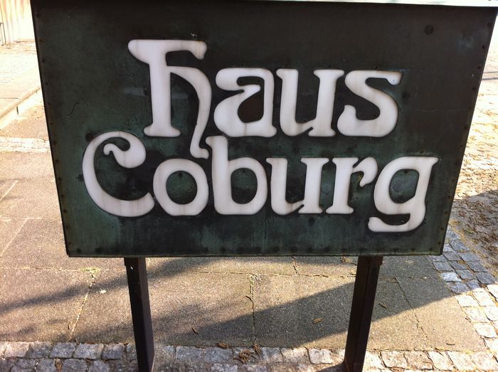 Sehr schöne Schrift beim Haus Coburg