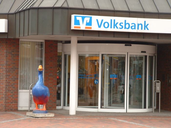 Ganter vor der Volksbank Ganderkesee Hude eG