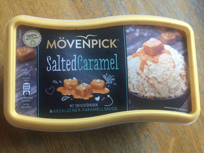  Salted Caramel
Zartschmelzendes Eis mit Sahnegeschmack, einer leicht gesalzenen Karamellsauce und unwiderstehlichem Toffee. Süß, salzig und cremig – kurz: lecker und lecker. 