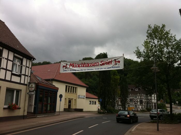 Hinweis auf die zur Zeit stattfindenen Münchhausen Spiele vor dem Rathaus