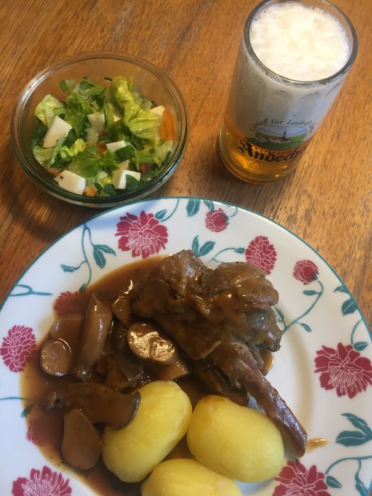 geschmorte Ziegenhaxe und Salat mit Ziegenhirtenkäse
