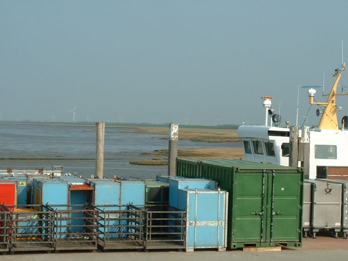 Reederei Baltrum-Linie in Nessmersiel - Waren Container für die Insel