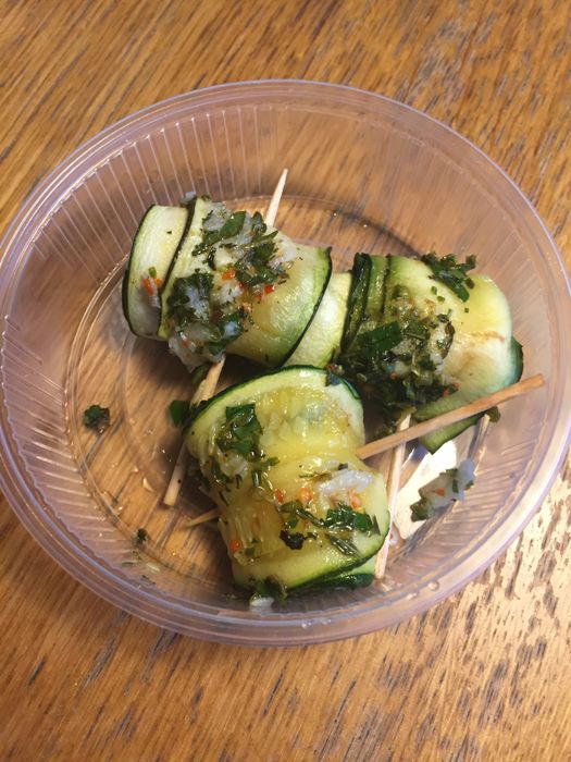 Mit Frischkäse gefüllte Zucchini Rollmöpse