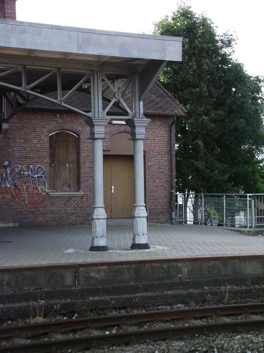 Bahnhof Brake an der Unterweser - schöne alte verzierte Säulen