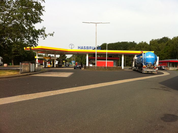 An der A 28 Fahrtrichtung Oldenburg eine Shell Tankstelle bei der Raststätte Hasbruch Nord