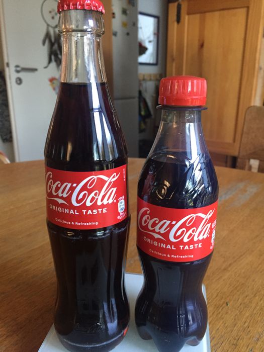 0,33 l Coca Cola in Glas und Plastik Flasche.Starke Männer trinken die Coca Cola aus der Glasflasche, 0,33l wiegen 740 g, nur Schwächlinge bevorzugen die Plastikflasche, die wiegt nur 362 g.