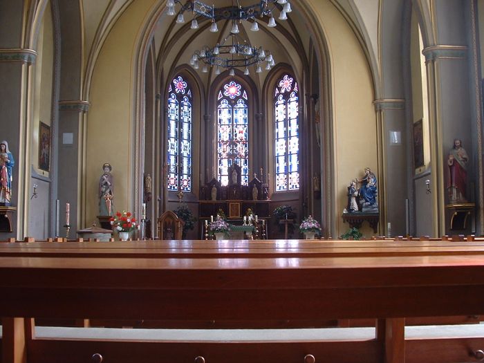 Kirche in Lutten - links vom Altar die Jakobusstatue in der St. Jakobus Kirche