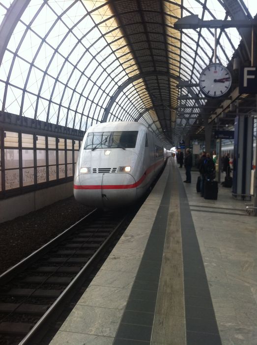 Mit 20 Minuten Verspätung läuft der ICE aus Köln im Bahnhof Berlin Spandau ein - Trotz Funkloch haben wir uns wieder erkannt!