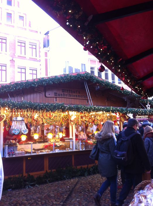 Weihnachtsmarkt Giebel erstrahlen im Licht in Lüneburg