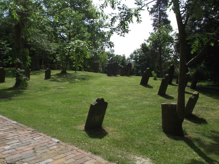 Alte schiefe Grabsteine auf dem alten Friedhof von Lesum