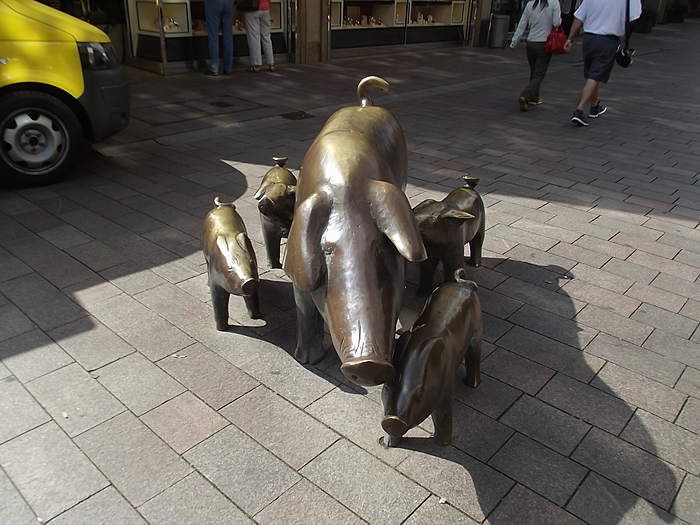 Schweineskulpturen an der Sögestraße