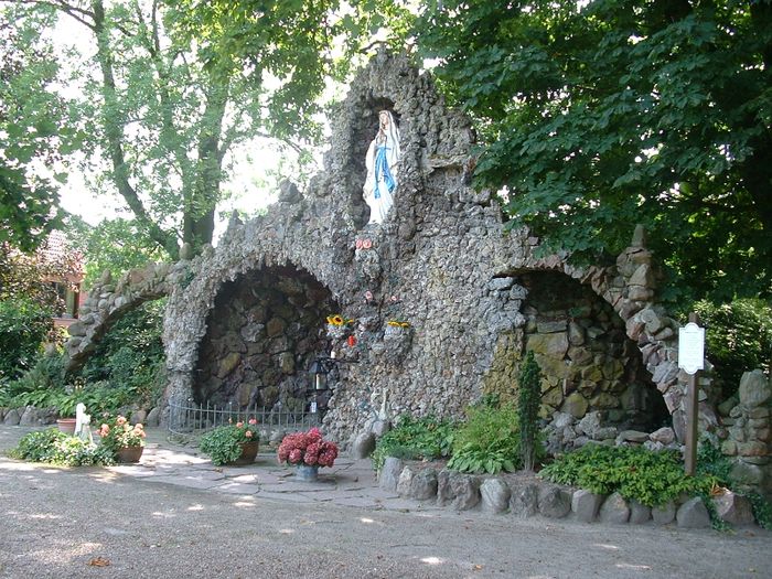 Lourdes Grotte in Visbek auf dem Grundstück der Familie Bert