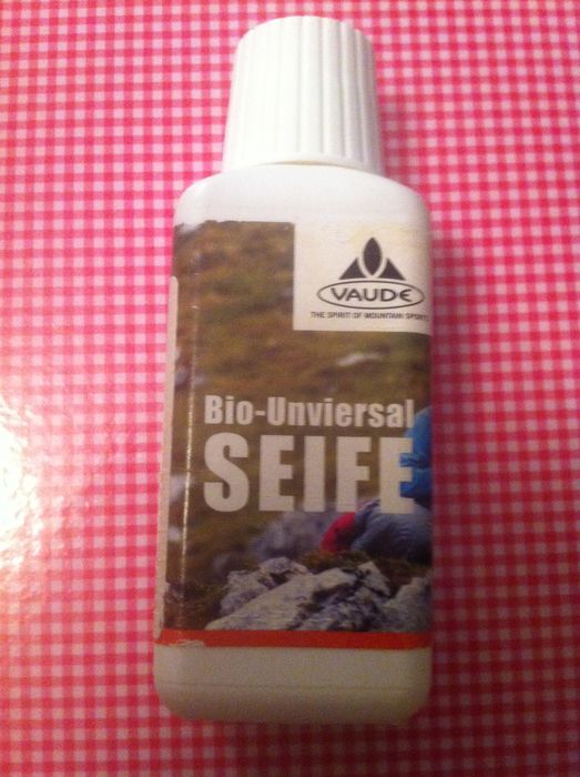 100 ml VAUDE Bio-Universal SEIFE - altes Produkt für 2,90 € erworben. Waschmittel + Spülmittel + Seife + Shampoo Das neue Produkt Vaude Wash 4 Eco ist leider erheblich teurer.