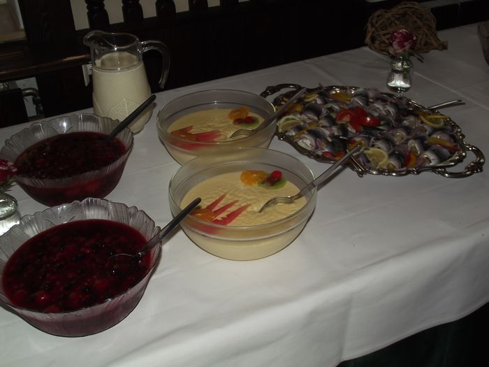 Rote Grütze und Vanillepudding