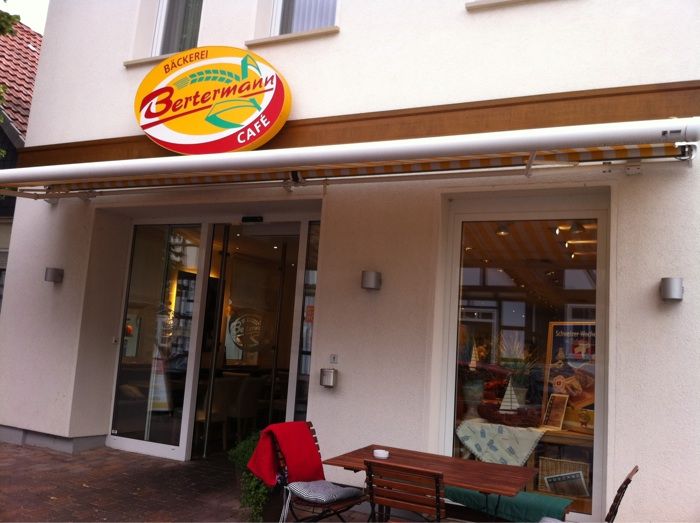 Bäckerei und Cafe Bertermann, mit Tisch für die Raucher