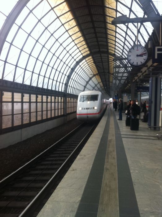 Mit 20 Minuten Verspätung läuft der ICE aus Köln im Bahnhof Berlin Spandau ein