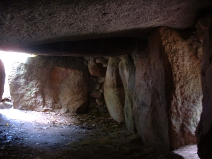 Im Inneren des Großsteingrab Kleinenkneten beim Hofladen Helms