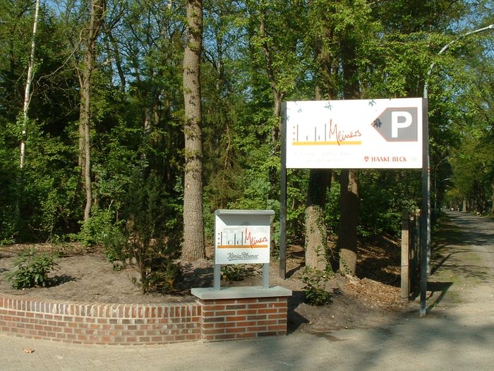 Dorfkrug Meiners in Hatterwüsting - großer Parkplatz neben dem Hotel