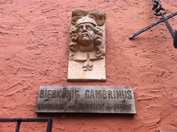Der Bierkönig Gambrinus am Haus der Tourist Information in Bodenwerder
