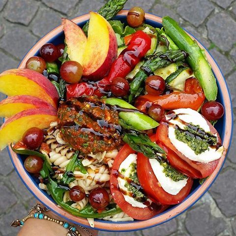 Dinkel-Pasta-Salat mit eingelegten getrockneten Tomaten, Rucola, Montello Parmesan & gerösteten Pinienkernen 