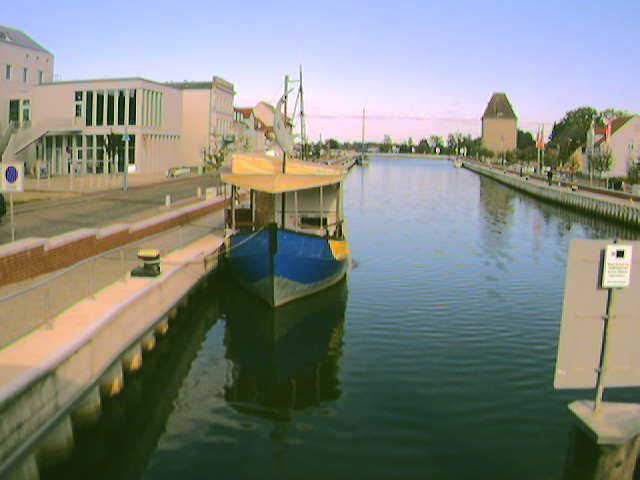 Sir Henry im Hafen Ueckermünde mit der Webcam 2.10.2012 um 14 Uhr

http://www.ueckermuende.de/webcam.html