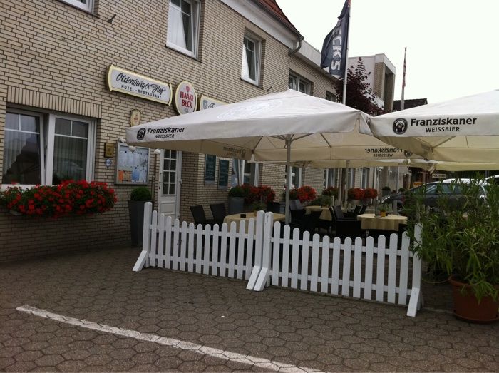 Am Bahnhof Ganderkesee das Hotel Oldenburger Hof - Biergarten vor dem Haus