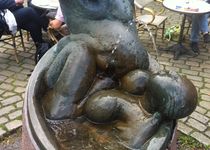 Bild zu Badestubenbrunnen mit der Skulptur "Beim Bade"