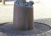 Bild zu Badestubenbrunnen mit der Skulptur "Beim Bade"