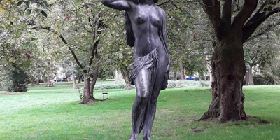 Fee - Skulptur im Stadtgarten in Essen