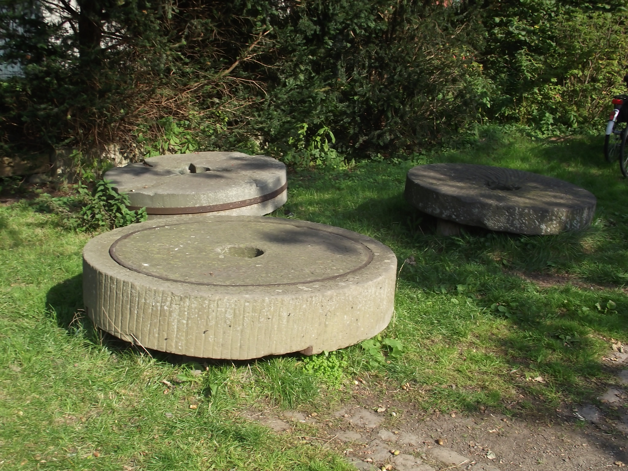 Museumsdorf Cloppenburg - Vor dem Eingangsgebäude liegen diese Mahlsteine