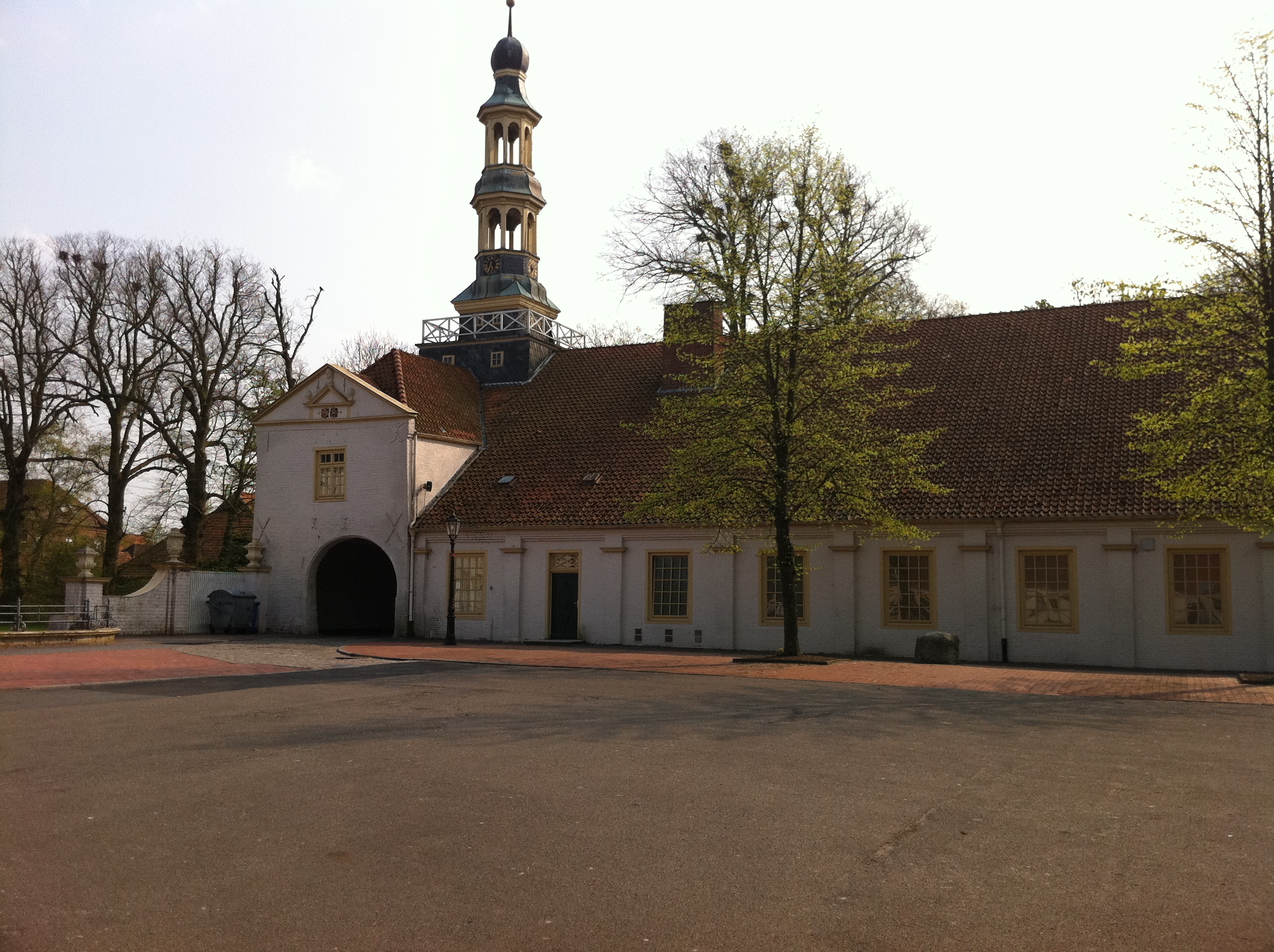 Haupt- und Realschule im Schloß Dornum - Ostfriesland - Schulhof