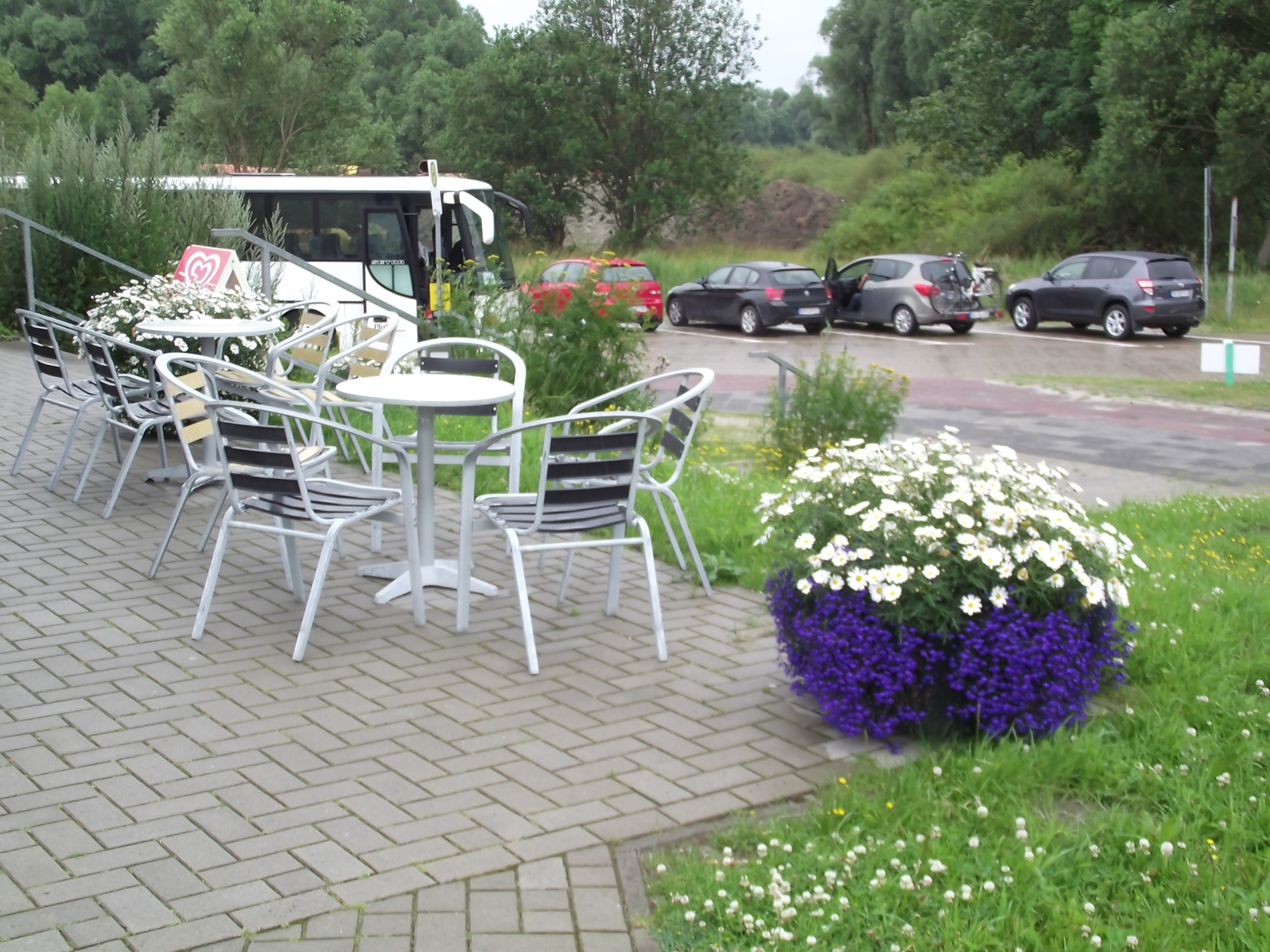Sitzplätze vor dem JadeWeserPort Infocenter in Wilhelmshaven - kostenlose Parkplätze